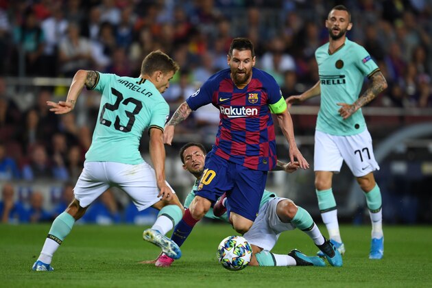 BARCELONA, SPAIN - OCTOBER 02: Lionel Messi of FC Barcelona controls the ball under pressure from defenders of Inter during the UEFA Champions League group F match between FC Barcelona and Inter at Camp Nou on October 02, 2019 in Barcelona, Spain. (Photo by Etsuo Hara/Getty Images)