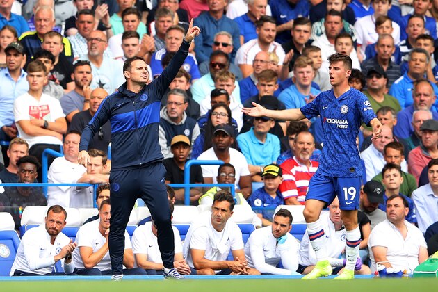 LONDON, ENGLAND - AUGUST 31: Frank Lampard, Manager of Chelsea gives his team instructions during the Premier League match between Chelsea FC and Sheffield United at Stamford Bridge on August 31, 2019 in London, United Kingdom. (Photo by Warren Little/Getty Images)