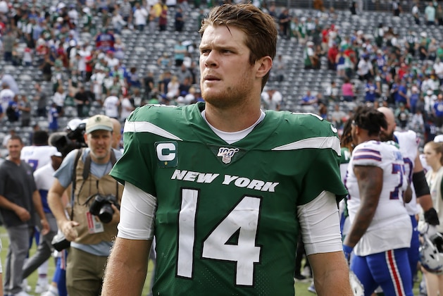 EAST RUTHERFORD, NEW JERSEY - SEPTEMBER 08:  (NEW YORK DAILIES OUT)   Sam Darnold #14 of the New York Jets walks off the field after a game against the Buffalo Bills at MetLife Stadium on September 08, 2019 in East Rutherford, New Jersey.  The Bills defeated the Jets 17-16. (Photo by Jim McIsaac/Getty Images)