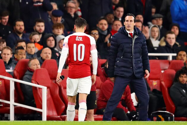 LONDON, ENGLAND - APRIL 11: Manager of Arsenal Unai Emery greets Mesut Ozil of Arsenal as he is substituted during the UEFA Europa League Quarter Final First Leg match between Arsenal and S.S.C. Napoli at Emirates Stadium on April 11, 2019 in London, England. (Photo by Chris Brunskill/Fantasista/Getty Images)
