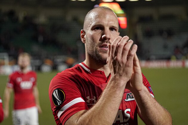 DEN HAAG, NETHERLANDS - OCTOBER 3: Ron Vlaar of AZ Alkmaar  during the UEFA Europa League   match between AZ Alkmaar v Manchester United at the Cars Jeans Stadium on October 3, 2019 in Den Haag Netherlands (Photo by Ed van de Pol/Soccrates/Getty Images)