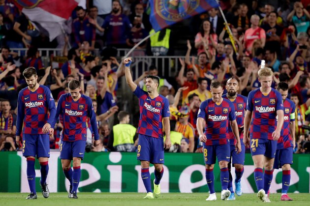 BARCELONA, SPAIN - OCTOBER 2: (L-R) Gerard Pique of FC Barcelona, Clement Lenglet of FC Barcelona, Luis Suarez of FC Barcelona, Arthur of FC Barcelona, Arturo Vidal of FC Barcelona, Frenkie de Jong of FC Barcelona, Lionel Messi of FC Barcelona celebrate goal during the UEFA Champions League  match between FC Barcelona v Internazionale at the Camp Nou on October 2, 2019 in Barcelona Spain (Photo by David S. Bustamante/Soccrates/Getty Images)