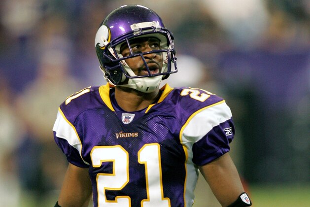 Minnesota Vikings cornerback Fred Smoot checks out the scoreboard during a game against the Chicago Bears on September 24,2006 at the Metrodome in Minneapolis, Minnesota. Chicago beat Minnesota 19-16. (Photo by Mark Brettingen/NFLPhotoLibrary)