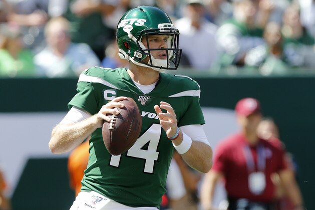 EAST RUTHERFORD, NEW JERSEY - SEPTEMBER 08:  (NEW YORK DAILIES OUT)   Sam Darnold #14 of the New York Jets in action against the Buffalo Bills at MetLife Stadium on September 08, 2019 in East Rutherford, New Jersey.  The Bills defeated the Jets 17-16. (Photo by Jim McIsaac/Getty Images)
