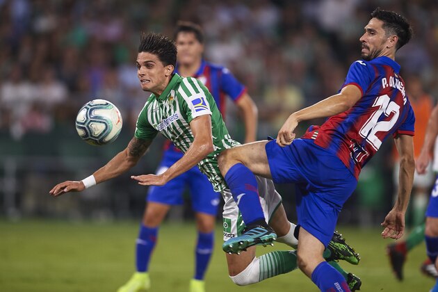 SEVILLE, SPAIN - OCTOBER 04: Marc Bartra of Real Betis Balompie assits to Loren Moron of Real Betis Balompie to score a goal during the Liga match between Real Betis Balompie and SD Eibar SAD at Estadio Benito Villamarin on October 04, 2019 in Seville, Spain. (Photo by Aitor Alcalde Colomer/Getty Images)