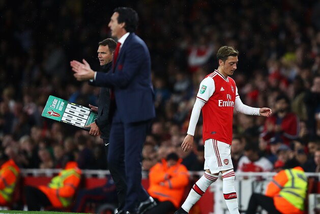 LONDON, ENGLAND - SEPTEMBER 24:  Mesut Ozil of Arsenal is substituted as Unai Emery manager of Arsenal looks on during the Carabao Cup Third Round match between Arsenal and Nottingham Forest at Emirates Stadium on September 24, 2019 in London, England. (Photo by Julian Finney/Getty Images)