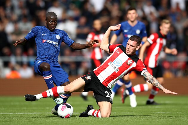 SOUTHAMPTON, ENGLAND - OCTOBER 06: Pierre-Emile Hojbjerg of Southampton is challenged by N'Golo Kante of Chelsea during the Premier League match between Southampton FC and Chelsea FC at St Mary's Stadium on October 06, 2019 in Southampton, United Kingdom. (Photo by Bryn Lennon/Getty Images)