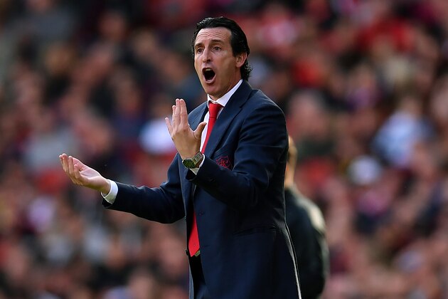 LONDON, ENGLAND - OCTOBER 06: Unai Emery, Manager of Arsenal gives his team instructions during the Premier League match between Arsenal FC and AFC Bournemouth at Emirates Stadium on October 06, 2019 in London, United Kingdom. (Photo by Justin Setterfield/Getty Images)