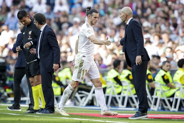 MADRID, SPAIN - OCTOBER 5: (L-R) Gareth Bale of Real Madrid, coach Zinedine Zidane of Real Madrid during the La Liga Santander  match between Real Madrid v Granada at the Santiago Bernabeu on October 5, 2019 in Madrid Spain (Photo by David S. Bustamante/Soccrates/Getty Images)