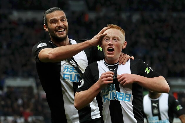 NEWCASTLE UPON TYNE, ENGLAND - OCTOBER 06: Matthew Longstaff of Newcastle United celebrates with teammate Andy Carroll after scoring his team's first goal  during the Premier League match between Newcastle United and Manchester United at St. James Park on October 06, 2019 in Newcastle upon Tyne, United Kingdom. (Photo by Ian MacNicol/Getty Images)