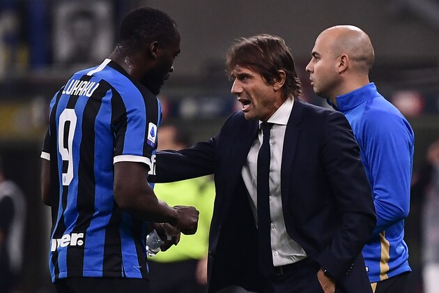 Inter Milan's Italian head coach Antonio Conte (R) talks to Inter Milan's Belgian forward Romelu Lukaku during the Italian Serie A football match Inter vs Juventus on October 6, 2019 at the San Siro stadium in Milan. (Photo by Marco Bertorello / AFP) (Photo by MARCO BERTORELLO/AFP via Getty Images)