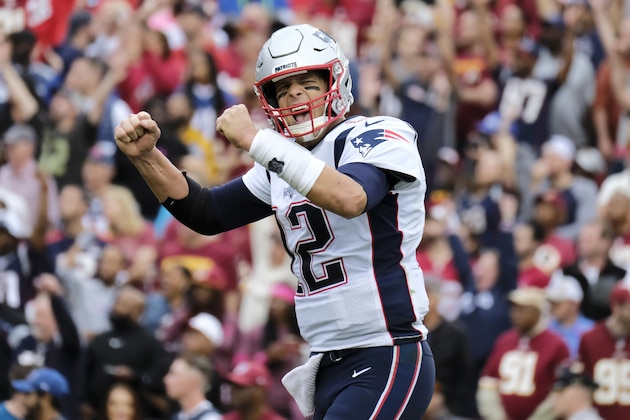 Tom Brady, quarterback de los Patriots de Nueva Inglaterra, festeja un touchdown ante los Redskins de Washington, el domingo 6 de octubre de 2019 (AP Foto/Mark Tenally)