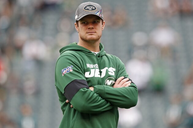 PHILADELPHIA, PENNSYLVANIA - OCTOBER 06: Quarterback Sam Darnold #14 of the New York Jets stands on the field prior to the game against the Philadelphia Eagles at Lincoln Financial Field on October 06, 2019 in Philadelphia, Pennsylvania. (Photo by Todd Olszewski/Getty Images)
