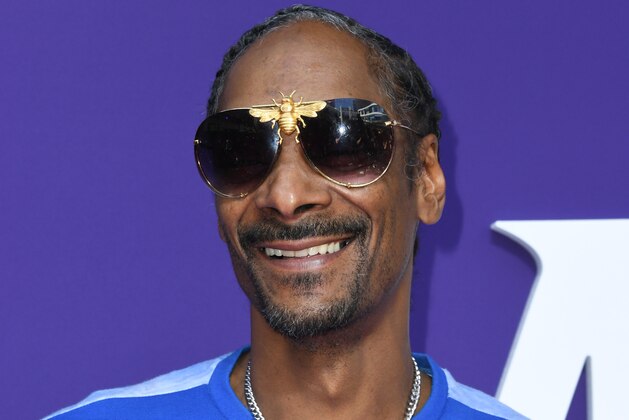 LOS ANGELES, CALIFORNIA - OCTOBER 06:  Snoop Dogg attends the premiere of MGM's