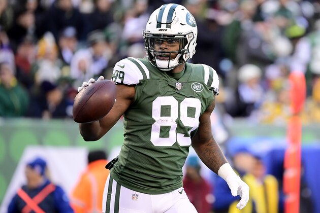EAST RUTHERFORD, NEW JERSEY - DECEMBER 23:  Chris Herndon #89 of the New York Jets reacts against the Green Bay Packers at MetLife Stadium on December 23, 2018 in East Rutherford, New Jersey. (Photo by Steven Ryan/Getty Images)