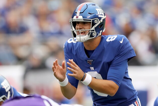 EAST RUTHERFORD, NEW JERSEY - OCTOBER 06:  Daniel Jones #8 of the New York Giants calls out the play in the third quarter against the Minnesota Vikings at MetLife Stadium on October 06, 2019 in East Rutherford, New Jersey. (Photo by Elsa/Getty Images)