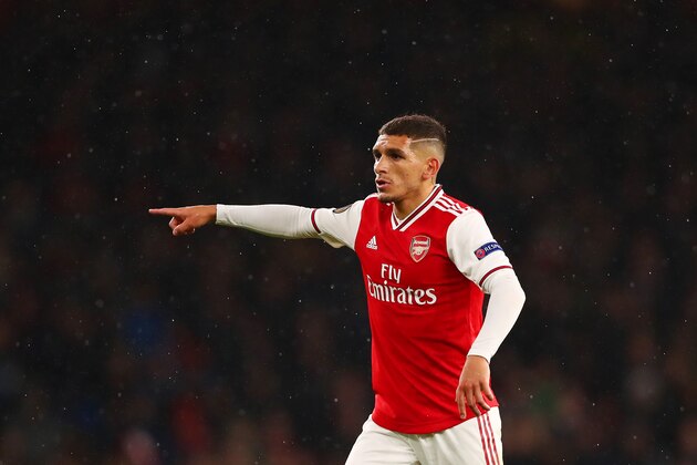 LONDON, ENGLAND - OCTOBER 03:  Lucas Torreira of Arsenal signals to his team-mates during the UEFA Europa League group F match between Arsenal FC and Standard Liege at Emirates Stadium on October 03, 2019 in London, United Kingdom. (Photo by Dan Istitene/Getty Images)