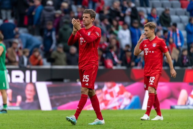 MUNICH, GERMANY - OCTOBER 05: Thomas Mueller of FC Bayern Muenchen and Joshua Kimmich of FC Bayern Muenchen gestures during the Bundesliga match between FC Bayern Muenchen and TSG 1899 Hoffenheim at Allianz Arena on October 5, 2019 in Munich, Germany. (Photo by TF-Images/Getty Images)