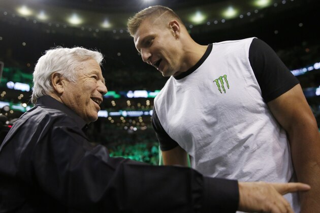 New England Patriots owner Robert Kraft, left, talks with tight end Rob Gronkowski before game 4 of a first-round NBA basketball playoff series between the Boston Celtics and the Atlanta Hawks in Boston, Sunday, April, 24, 2016. (AP Photo/Michael Dwyer)