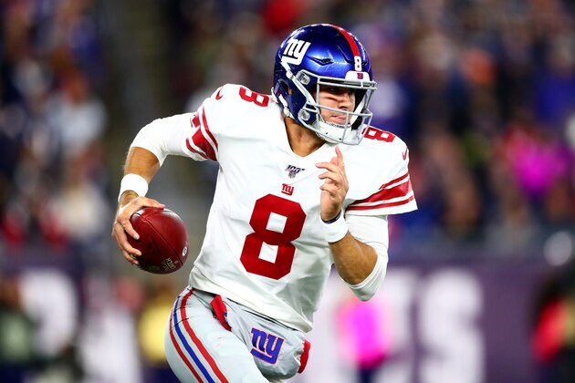 FOXBOROUGH, MASSACHUSETTS - OCTOBER 10: Daniel Jones #8 of the New York Giants runs with the ball against the New England Patriots during the first quarter in the game at Gillette Stadium on October 10, 2019 in Foxborough, Massachusetts. (Photo by Adam Glanzman/Getty Images)