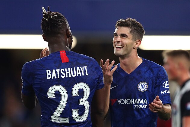 LONDON, ENGLAND - SEPTEMBER 25:  (R-L) Michy Batshuayi of Chelsea celebrates with Christian Pulisic of Chelsea after scoring his sides 6th goal during the Carabao Cup Third Round match between Chelsea FC and Grimsby Town at Stamford Bridge on September 25, 2019 in London, England. (Photo by Dan Istitene/Getty Images)