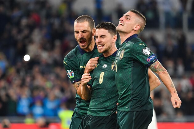 Italy's midfielder Jorginho (C) is congratulated by Italy's defender Leonardo Bonucci (L) and Italy's midfielder Marco Verratti (R) after scoring a goal during the UEFA Euro 2020 Group J qualifier football match between Italy and Greece at the Stadio Olimpico stadium in Rome, on October 12, 2019. (Photo by Alberto PIZZOLI / AFP) (Photo by ALBERTO PIZZOLI/AFP via Getty Images)