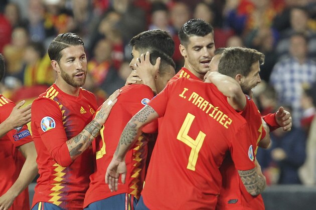 Spain's Rodrigo, third from left, celebrates with his teammates after scoring his side's opening goal during the Euro 2020 group F qualifying soccer match between Spain and Norway at the Mestalla stadium in Valencia, Spain, Saturday, March 23, 2019. (AP Photo/Alberto Saiz)