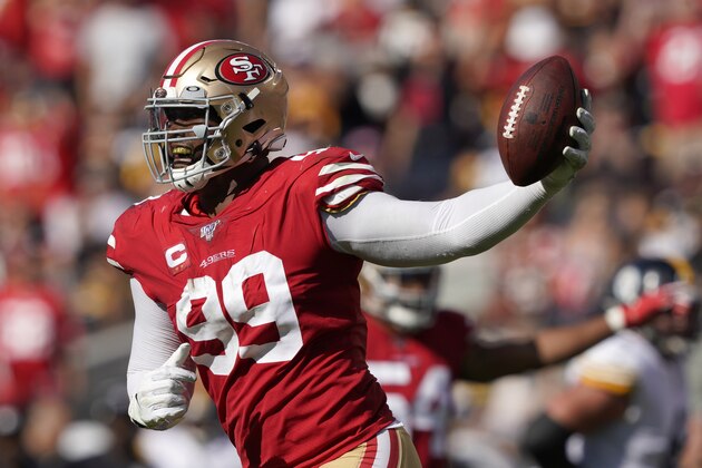 DeForest Buckner, defensive tackle de los 49ers de San Francisco, festeja luego de recuperar un balón suelto en el partido ante los Steelers de Pittsburgh, el domingo 22 de septiembre de 2019 (AP Foto/Tony Avelar)