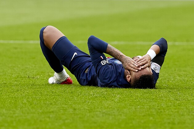 PARIS, FRANCE - OCTOBER 05: Neymar Jr of Paris Saint-Germain lies injured on the pitch during the Ligue 1 match between Paris Saint-Germain and Angers SCO at Parc des Princes on October 05, 2019 in Paris, France. (Photo by Quality Sport Images/Getty Images)