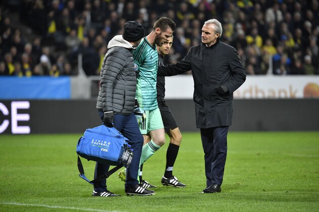 Spain's goalkeeper David de Gea is helped off injured during the UEFA Euro 2020 Group F qualification football match Sweden v Spain in Solna, Sweden on October 15, 2019. (Photo by Anders WIKLUND / various sources / AFP) / Sweden OUT (Photo by ANDERS WIKLUND/TT News Agency/AFP via Getty Images)