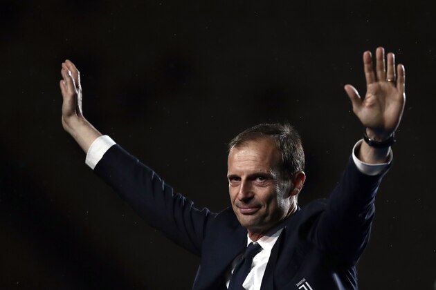 Juventus' Italian coach Massimiliano Allegri celebrates the team's winning the Italian Champion's trophy at the end of the Italian Serie A football match Juventus vs Atalanta on May 19, 2019 at the Allianz stadium in Turin. (Photo by Isabella BONOTTO / AFP)        (Photo credit should read ISABELLA BONOTTO/AFP/Getty Images)