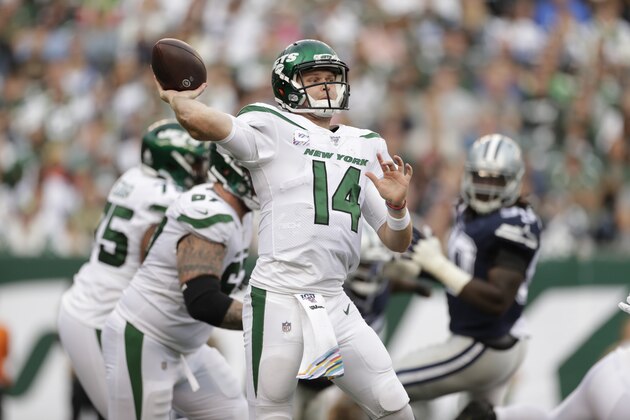 El quarterback de los Jets de Nueva York, Sam Darnold (14), lanza un pase durante la primera mitad de un juego de la NFL contra los Cowboys de Dallas, el domingo 13 de octubre de 2019, en East Rutherford, Nueva Jersey. (AP Foto/Adam Hunger)