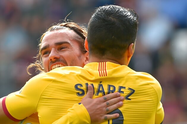 Barcelona's French forward Antoine Griezmann (L) celebrates with Barcelona's Uruguayan forward Luis Suarez after scoring during the Spanish league football match SD Eibar against FC Barcelona at the Ipurua stadium in Eibar on October 19, 2019. (Photo by ANDER GILLENEA / AFP) (Photo by ANDER GILLENEA/AFP via Getty Images)