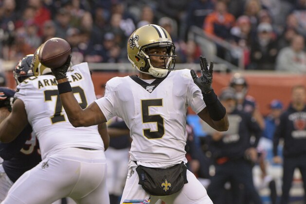 Teddy Bridgewater, quarterback de los Saints de Nueva Orleáns, lanza un pase en el encuentro del domingo 20 de octubre de 2019, ante los Bears de Chicago (AP Foto/Mark Black)