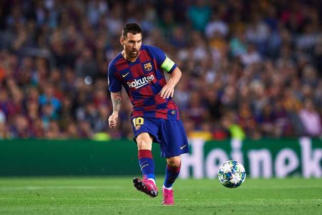 BARCELONA, SPAIN - OCTOBER 02: Lionel Messi of FC Barcelona plays the ball during the UEFA Champions League group F match between FC Barcelona and Inter at Camp Nou on October 02, 2019 in Barcelona, Spain. (Photo by Alex Caparros/Getty Images)