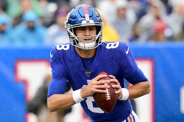 EAST RUTHERFORD, NEW JERSEY - OCTOBER 20: Daniel Jones #8 of the New York Giants carries the ball during the first quarter of their game against the Arizona Cardinals at MetLife Stadium on October 20, 2019 in East Rutherford, New Jersey. (Photo by Emilee Chinn/Getty Images)