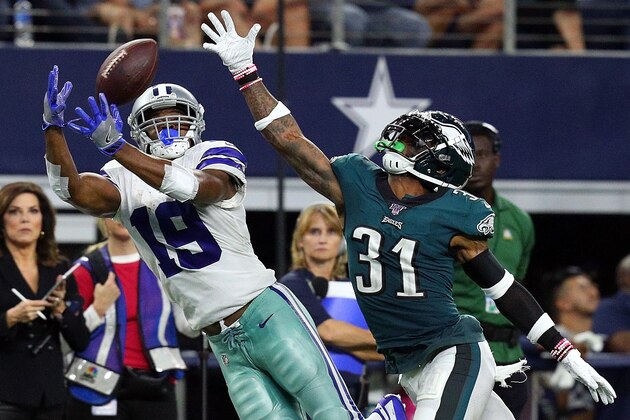 ARLINGTON, TEXAS - OCTOBER 20: Amari Cooper #19 of the Dallas Cowboys catches a pass against Jalen Mills #31 of the Philadelphia Eagles in the the fourth quarter at AT&T Stadium on October 20, 2019 in Arlington, Texas. (Photo by Richard Rodriguez/Getty Images)