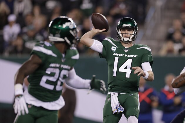 New York Jets quarterback Sam Darnold (14) throws a pass to New York Jets' Le'Veon Bell (26) during the second half of an NFL football game Monday, Oct. 21, 2019, in East Rutherford, N.J. (AP Photo/Adam Hunger)