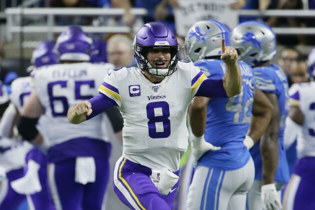Kirk Cousins, quarterback de los Vikings de Minnesota, festeja un touchdown del corredor Dalvin Cook ante los Lions de Detroit, el domingo 20 de octubre de 2019 (AP Foto/Duane Burleson)