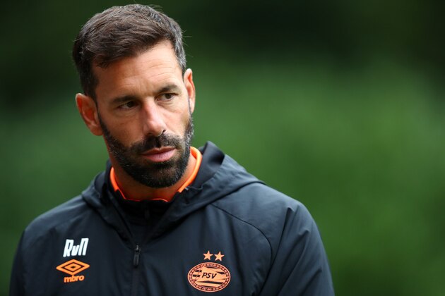 EINDHOVEN, NETHERLANDS - AUGUST 17:  U19 PSV Head Coach / Manager, Ruud van Nistelrooy gives his players instructions from the sidelines during The Otten Cup match between PSV Eindhoven and FC Barcelona held at De Herdgang, the training ground & youth academy field of PSV Eindhoven on August 17, 2019 in Eindhoven, Netherlands. (Photo by Dean Mouhtaropoulos/Getty Images)