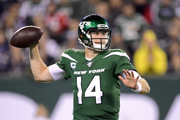 EAST RUTHERFORD, NEW JERSEY - OCTOBER 21:  Sam Darnold #14 of the New York Jets attempts a pass against the New England Patriots during the second half at MetLife Stadium on October 21, 2019 in East Rutherford, New Jersey. (Photo by Steven Ryan/Getty Images)