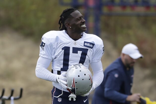 El wide receiver de los Patriots de Nueva Inglaterra, Antonio Brown, toma su casco durante un entrenamiento de la NFL, el miércoles 18 de septiembre de 2019, en Foxborough, Massachusetts. (AP Foto/Steven Senne) El wide receiver de los Patriots de Nueva Inglaterra, Antonio Brown, toma su casco durante un entrenamiento de la NFL, el miércoles 18 de septiembre de 2019, en Foxborough, Massachusetts. (AP Foto/Steven Senne)