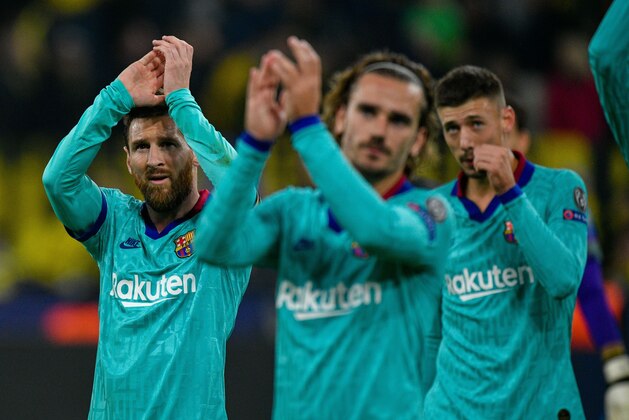 Barcelona's Argentine forward Lionel Messi (L) applauds with Barcelona's French forward Antoine Griezmann and Barcelona's French defender Clement Lenglet after the UEFA Champions League Group F football match Borussia Dortmund v FC Barcelona in Dortmund, western Germany, on September 17, 2019. (Photo by SASCHA SCHUERMANN / AFP)        (Photo credit should read SASCHA SCHUERMANN/AFP/Getty Images)