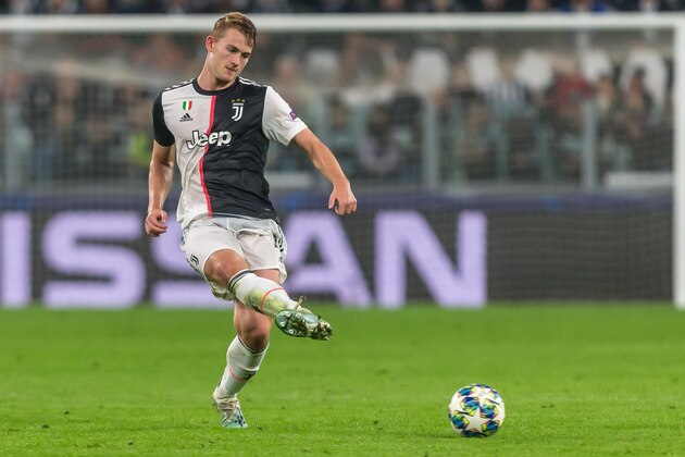 TURIN, ITALY - OCTOBER 22: Matthijs de Ligt of Juventus Turin controls the ball during the UEFA Champions League group D match between Juventus and Lokomotiv Moskva at Juventus Arena on October 22, 2019 in Turin, Italy. (Photo by TF-Images/Getty Images)