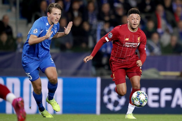 GENK, BELGIUM - OCTOBER 23: (L-R) Sander Berge of KRC Genk, Alex Oxlade Chamberlain of Liverpool FC  during the UEFA Champions League  match between Genk v Liverpool at the Cristal Arena on October 23, 2019 in Genk Belgium (Photo by Soccrates/Getty Images)