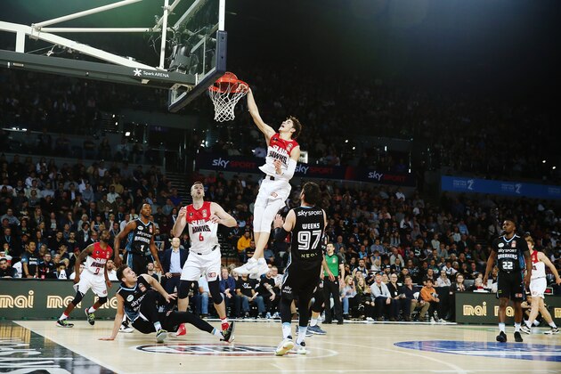 AUCKLAND, NEW ZEALAND - OCTOBER 24: LaMelo Ball of the Hawks with a put back dunk during the round four NBL match between the New Zealand Breakers and the Illawarra Hawks at Spark Arena on October 24, 2019 in Auckland, New Zealand. (Photo by Anthony Au-Yeung/Getty Images)