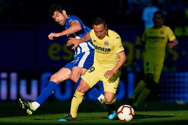 VILLAREAL, SPAIN - MARCH 02: Santi Cazorla (R) of Villarreal CF competes for the ball with Manu of Deportivo Alaves during the La Liga match between Villarreal CF and Deportivo Alaves at Estadio de la Ceramica on March 2, 2019 in Villareal, Spain. (Photo by MB Media/Getty Images)
