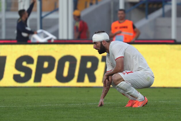LECCE, ITALY - OCTOBER 26:  Gonzalo Higuain of Juventus injuiries during the Serie A match between US Lecce and Juventus at Stadio Via del Mare on October 27, 2019 in Lecce, Italy.  (Photo by Maurizio Lagana/Getty Images)