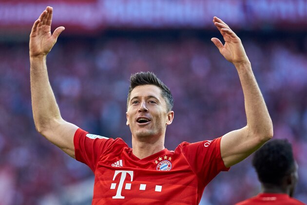 MUNICH, GERMANY - OCTOBER 26: Robert Lewandowski of FC Bayern Muenchen celebrates after scoring his team's second goal during the Bundesliga match between FC Bayern Muenchen and 1. FC Union Berlin at Allianz Arena on October 26, 2019 in Munich, Germany. (Photo by TF-Images/Getty Images)