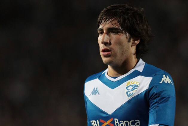 BRESCIA, ITALY - OCTOBER 21:  Sandro Tonali of Brescia Calcio looks on during the Serie A match between Brescia Calcio and ACF Fiorentina at Stadio Mario Rigamonti on October 21, 2019 in Brescia, Italy.  (Photo by Emilio Andreoli/Getty Images)